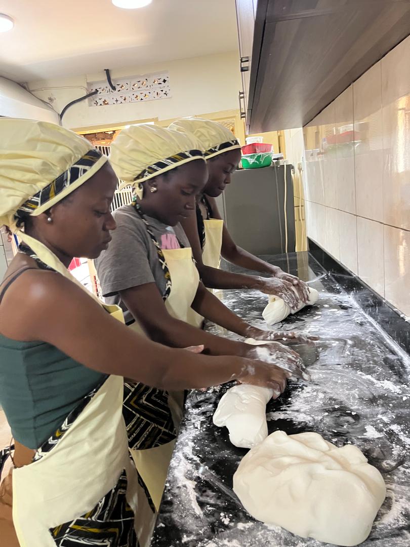 bake_4_me_ltd's tweet image. Your baking journey starts here!

It&apos;s 100% hands-on training delivered in a supportive community. 
We lift each other up, ensuring every single student masters the skills.

Success is baked in.

#Bake4MeSchool