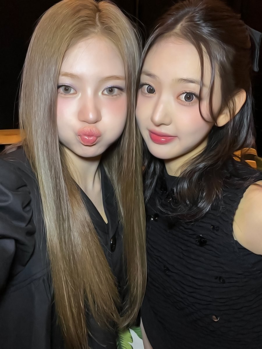 KiiiKiii_talk's tweet image. 🥑+🍅+🧅+🍋+🧂= 과카몰리
.
.
.
🥑+🍅+🧅+🍋+🧂= 하음이..?
과카몰리 생일 축하해 😘😘 
냐옹즈 포에버~~~ 꺅ㅎㅎㅎ 
이따 숙소에서… 기대해 ….💋

#KiiiKiii #키키 #LEESOL #이솔