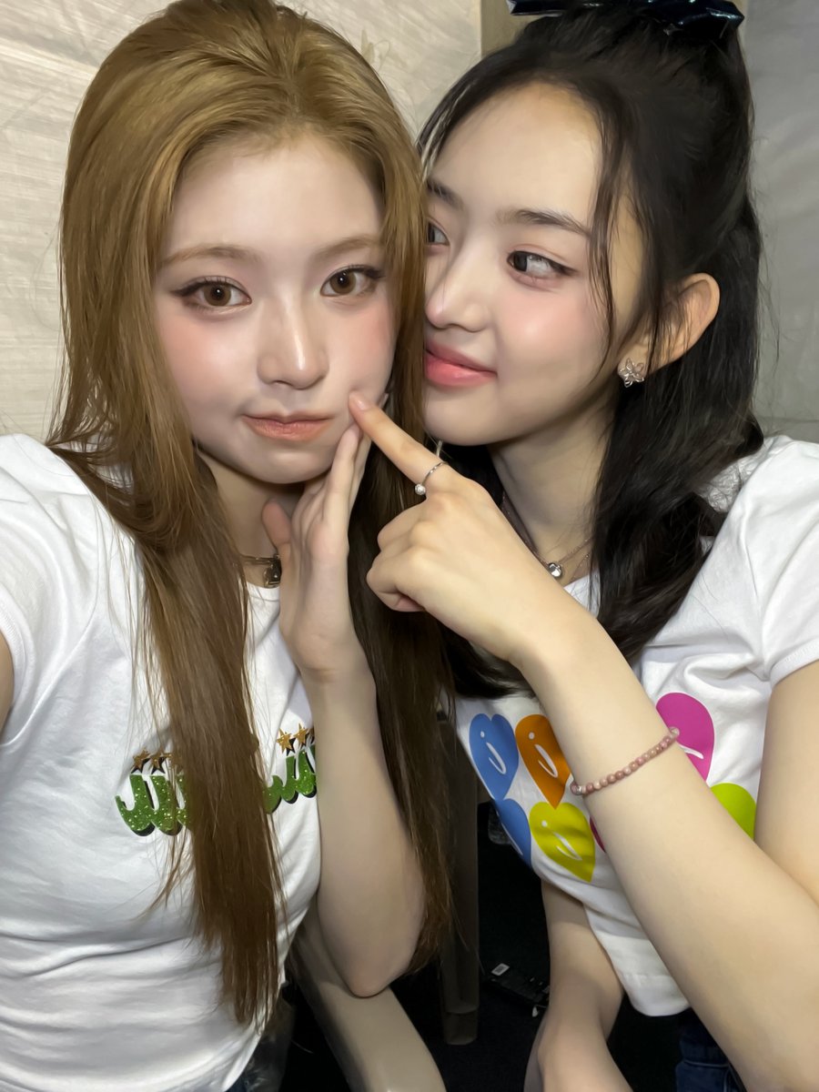 KiiiKiii_talk's tweet image. 🥑+🍅+🧅+🍋+🧂= 과카몰리
.
.
.
🥑+🍅+🧅+🍋+🧂= 하음이..?
과카몰리 생일 축하해 😘😘 
냐옹즈 포에버~~~ 꺅ㅎㅎㅎ 
이따 숙소에서… 기대해 ….💋

#KiiiKiii #키키 #LEESOL #이솔