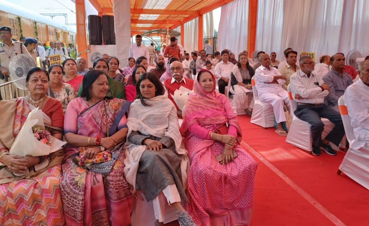 The inaugural run of the Rajkot–Porbandar Passenger Train was flagged off from Rajkot station by Shri <a href="/mansukhmandviya/">Dr Mansukh Mandaviya</a>, Hon'ble Minister of Labour and Employment, Youth Affairs and Sports; Shri <a href="/arjunmodhwadia/">Arjun Modhwadia</a>, Hon'ble Cabinet Minister of Gujarat for Forest and Environment,
