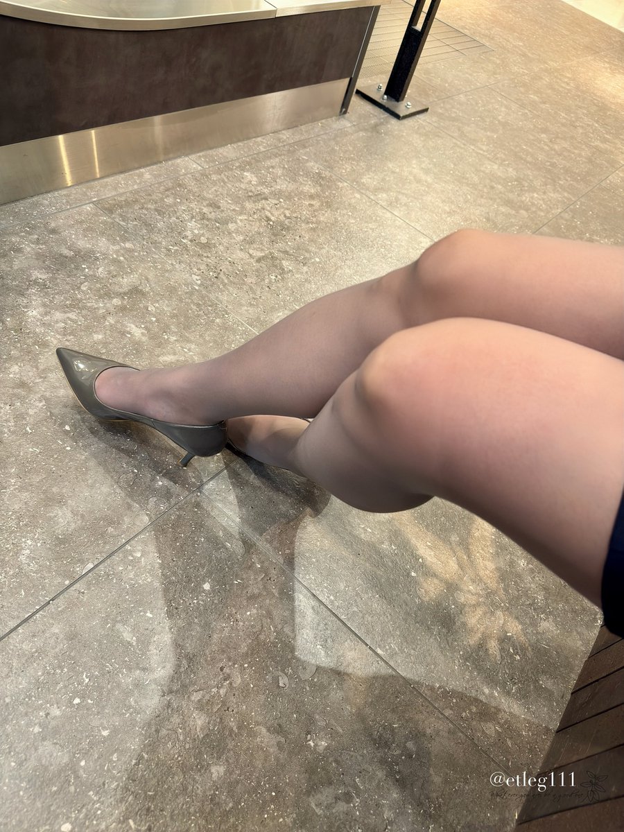 ElenaNylonLover's tweet photo. おつかれさまです✨
デパ地下で買出しして帰ります❣️
今日のスカート、少し短かったかな❓👀
膝枕でよしよしするにはいい丈😊 https://t.co/6rkpTfXSse