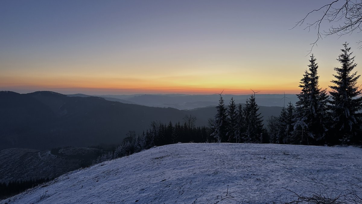 deinsauerland's tweet photo. Egal ob mit oder ohne #Schnee, der Ausblick vom #Stüppel bei #Bestwig am Morgen ist ein absolutes #Highlight. Da lohnt es sich wirklich, früh aufzustehen.

Foto: Tourist-Info Bestwig https://t.co/rzI1d0Uqwg