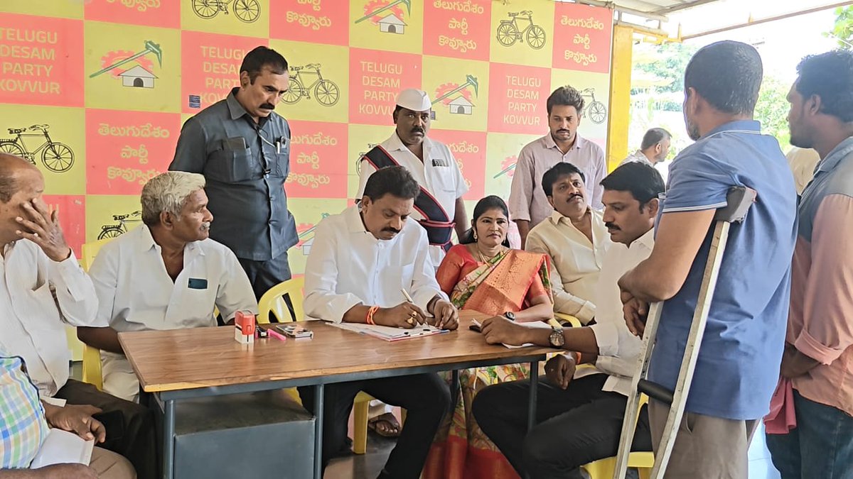 MuppidiOfficial's tweet image. వార్డ్‌లోని లెప్రసీ కాలనీ ప్రజలు వర్షాకాలంలో ఇళ్లు కురుస్తుండటంతో గృహ మరమ్మతులు చేయించాలని విజ్ఞప్తి చేశారు. అదనంగా హెల్త్ పింఛన్లు, హౌస్ హోల్డ్ మ్యాపింగ్, రేషన్ కార్డులకు సంబంధించిన అర్జీలు అందాయి. ఈ కార్యక్రమంలో NDA కూటమి నాయకులు పాల్గొనడం అభినందనీయం. 
#GrievanceProgram