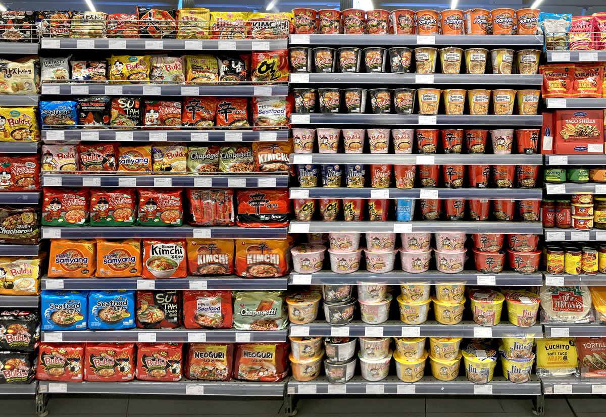 ReciklerkoCans's tweet photo. Kimchi jars and assorted noodle packs neatly arranged on a supermarket shelf.
https://t.co/vaUtEdNcc2
#Kimchi #FermentedCabbage #SpicyKimchi #KoreanFood #Noodles #Ramen #Udon #Soba #RiceNoodles #InstantNoodles #Supermarket #Shelf #istockphoto #FoodDisplay #editorialphoto https://t.co/N6Mlu0sbe6