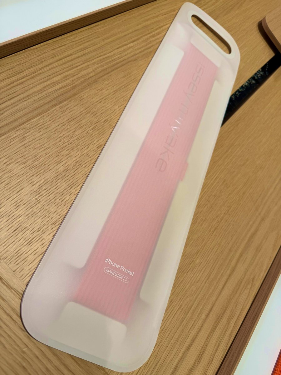 「iPhone Pocket」見に来ました✨️厚みのあるしっかり布なのに、iPhoneを入れると自然に広がって光がほんのり見える仕様。やさしい手触りと鮮やかな色で“持ってて気分が上がる”アイテムです✨️
追伸
パケは千歳飴をイメージした和な雰囲気でイイ感じです( ´ー`)フゥ