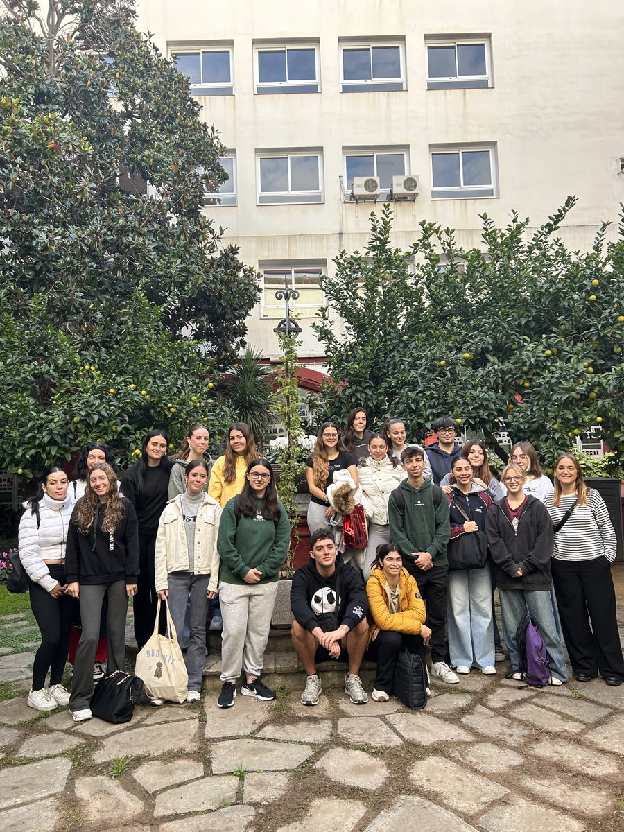 Fundperetarres's tweet image. 🙌 L&apos;#alumnat del #cicleformatiu d&apos;#EducacióInfantil del nostre centre de #formació ha visitat l’escola @DominiquesBCN. 🧡 Durant la sortida ha conegut de prop el #projecteeducatiu del centre, així com la seva proposta d’#educacióemocional. 🌱 #EducarActuarTransformar