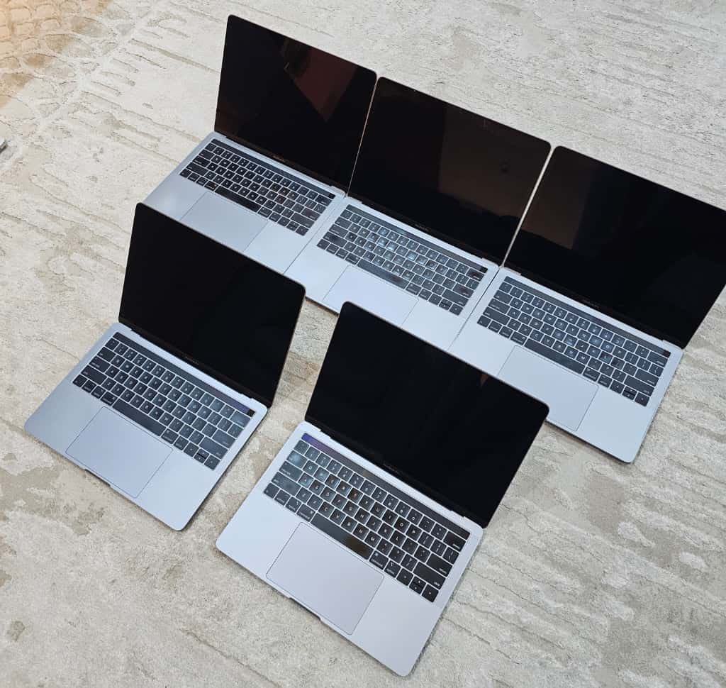 swapshop_ng's tweet image. All Fresh From @swapshop_ng 🔥🔥

2018 Macbook Pro 13 Touch-bar
Core i7
16GB/256GB 
N680,000

2017 Macbook Pro 13 Touch Bar
Core i5
8GB/512GB 
N580,000
Reliable Fast and ready for Dispatch.
🚀🚀🚀
#MacBookPro 
#macbook 
#swapshop
#gadget 
#lifestyle