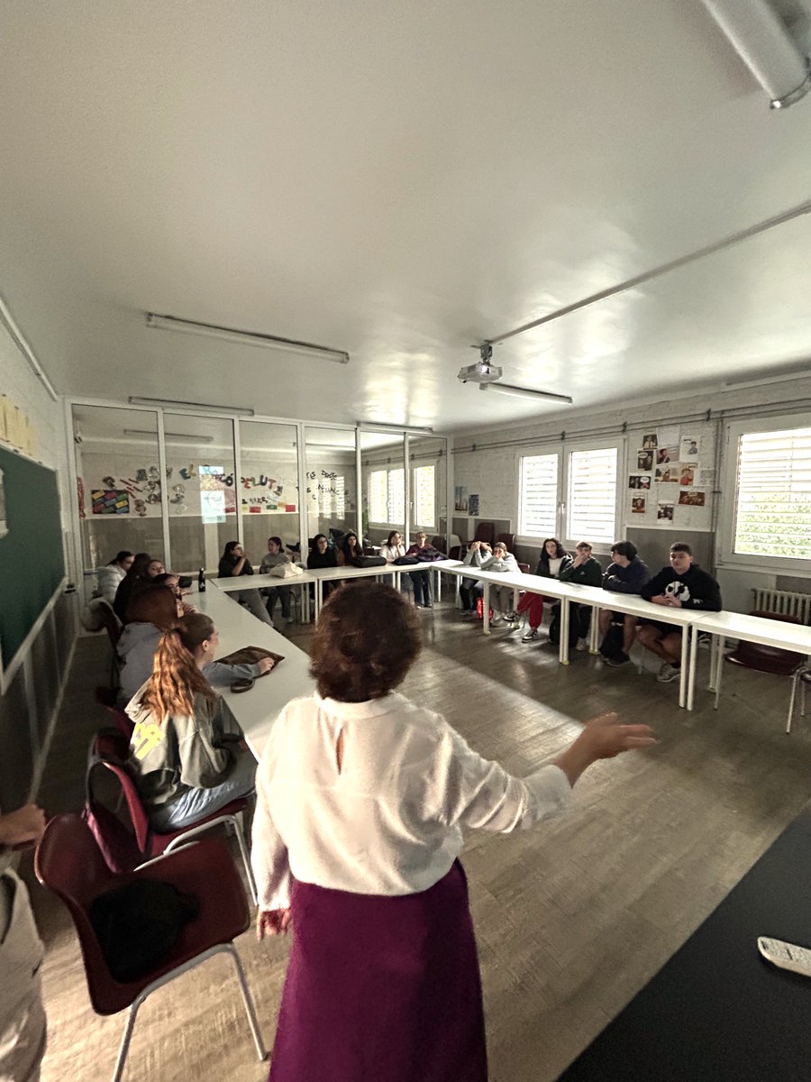 Fundperetarres's tweet image. 🙌 L&apos;#alumnat del #cicleformatiu d&apos;#EducacióInfantil del nostre centre de #formació ha visitat l’escola @DominiquesBCN. 🧡 Durant la sortida ha conegut de prop el #projecteeducatiu del centre, així com la seva proposta d’#educacióemocional. 🌱 #EducarActuarTransformar