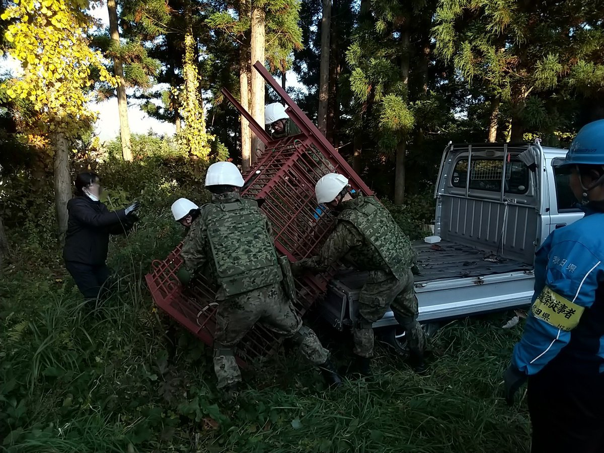 NeaAdminpr's tweet photo. 【秋田県クマ対策支援】
１１月５日（水）、東北方面隊は、秋田県から緊急要望のあったクマ対策支援について活動を開始しております。
箱わなの運搬や駆除後のクマの輸送支援などの活動を継続中です。
東北方面隊は、これからもみちのくの護りとして皆様の安全・安心のために頑張ります！

　#陸上自衛隊　#クマ対策　#秋田県