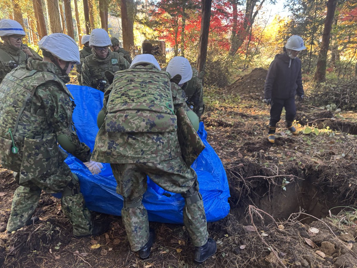 【秋田県クマ対策支援】
１１月５日（水）、東北方面隊は、秋田県から緊急要望のあったクマ対策支援について活動を開始しております。
箱わなの運搬や駆除後のクマの輸送支援などの活動を継続中です。
東北方面隊は、これからもみちのくの護りとして皆様の安全・安心のために頑張ります！