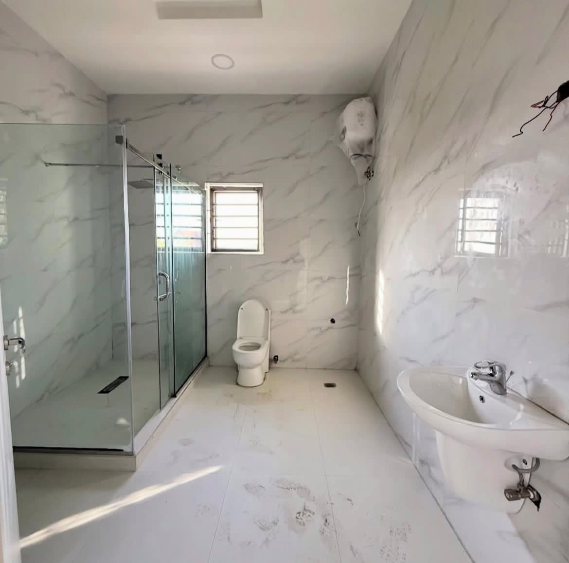 PapiTalk2papi's tweet image. New listing
Newly constructed 7bedroom fully detached mansion available for sale.

Features:
- privately gated compound
- All rooms ensuite
- Spacious rooms
- Walk in closet
- Office/Study room
- Elevator

Location: Asokoro - Abuja

Price: N2B