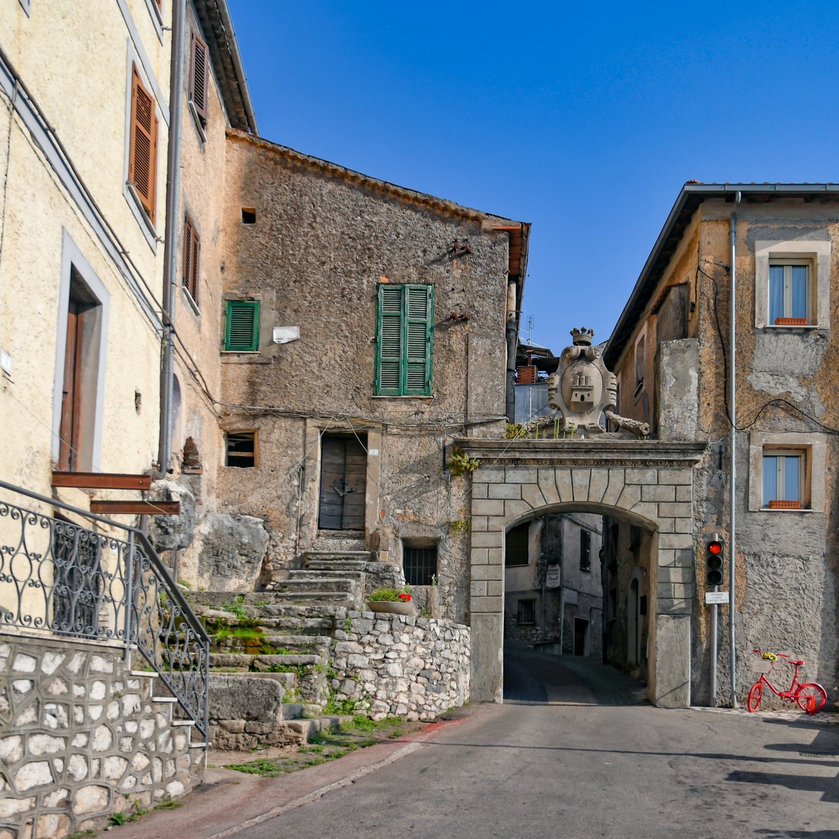 visit_lazio's tweet image. #Morolo è un borgo arroccato sui monti Lepini racchiuso all'interno dell'antica cinta muraria.
Da non perdere i ruderi della Rocca, la Collegiata di Santa Maria Assunta, la Chiesa di San Pietro e il Santuario della Madonna delle Grazie.

visitlazio.com/morolo/ 

#VisitLazio