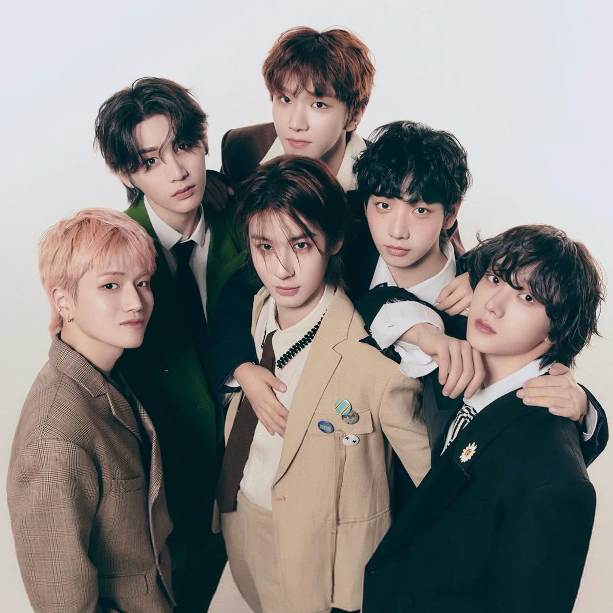 snowoons's tweet photo. The idol                                 The fandom https://t.co/G4bDo7GMb9