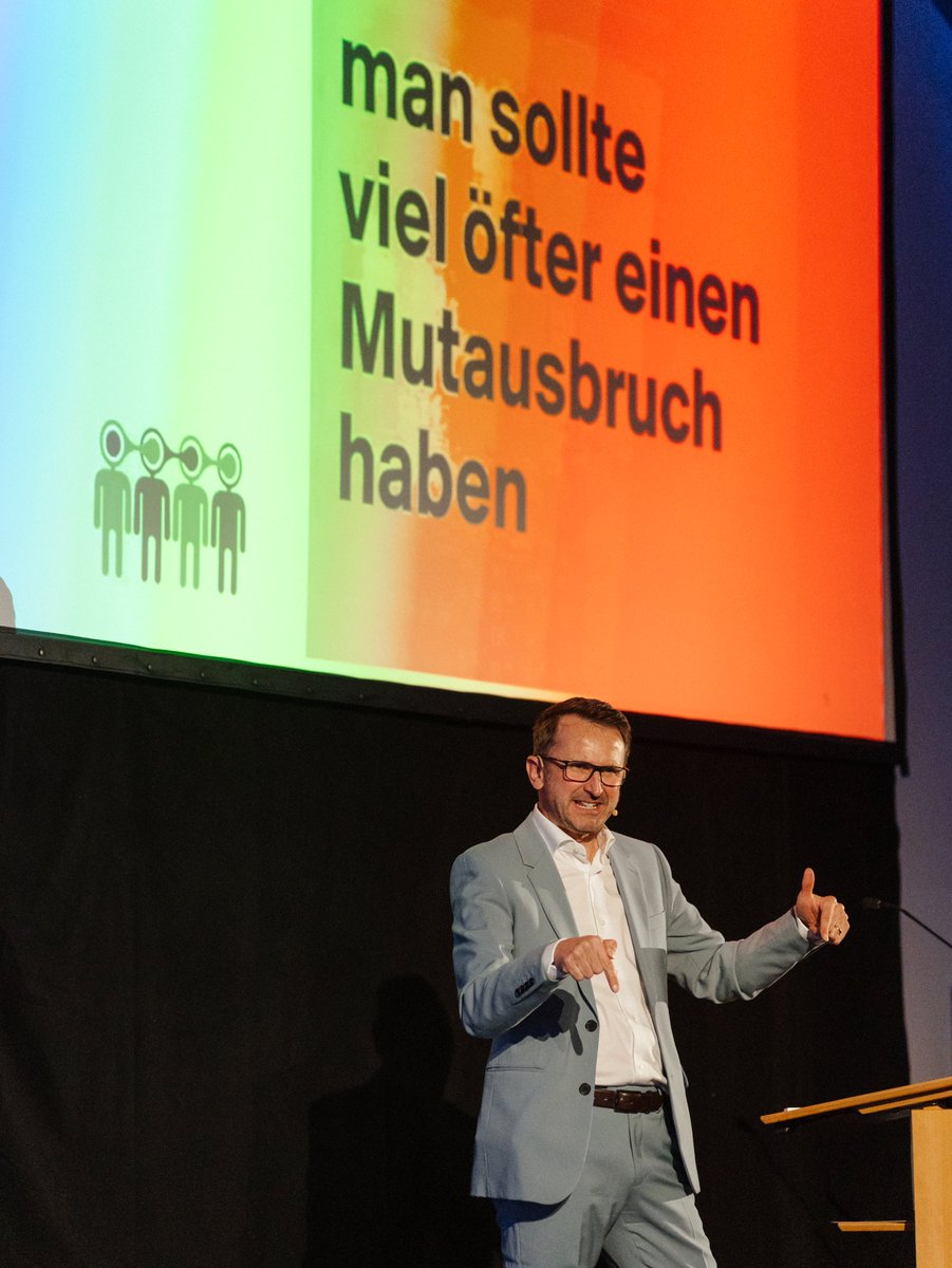 Was für eine wertschätzende Veranstaltung! 🙌
Als #Moderator und #Speaker durfte ich vor einigen Tagen den Ehrenamtstag im Kreis Ahrweiler begleiten – ein Abend, der mich wirklich berührt hat.

Warum? 
Weil #Respekt und #Wertschätzung nicht selbstverständlich sind, aber an diesem