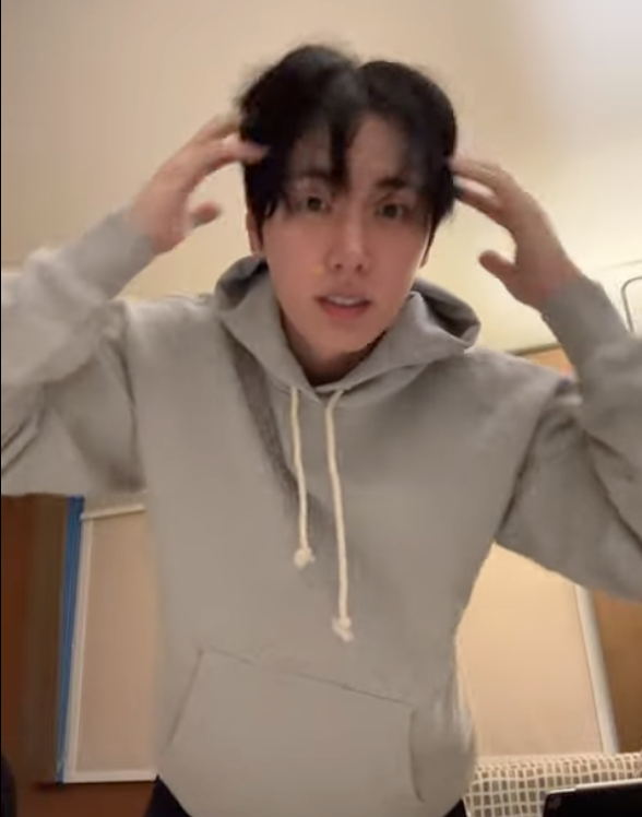 JPrfct9's tweet image. #Jaeyoon live summary somewhere near Indianapolis, 251113 

He came on live because he was missing Fantasy. After arriving at the hotel, he went to eat and then did a full body workout with Chani at the hotel gym. 

Breaking out is still frustrating him, so he went to a beauty…