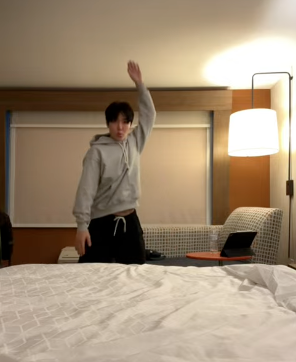 JPrfct9's tweet image. #Jaeyoon live summary somewhere near Indianapolis, 251113 

He came on live because he was missing Fantasy. After arriving at the hotel, he went to eat and then did a full body workout with Chani at the hotel gym. 

Breaking out is still frustrating him, so he went to a beauty…