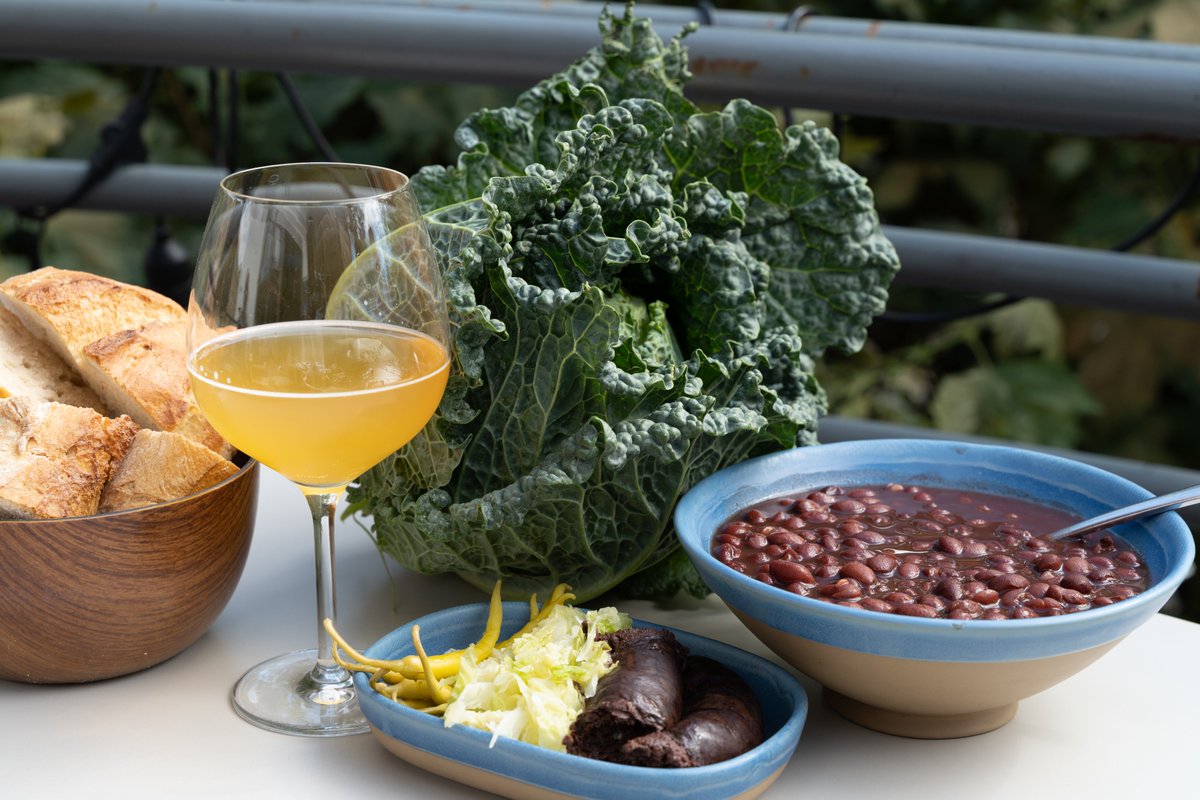 🍲 Tolosaldearen zaporea babarrun plater batek biltzen du, bere sakramentu guztiekin batera. Tradizioa, etxeko beroa eta euskal gastronomia bere horretan. Ez gehiago eta ezta gutxiago ere. 
 
Babarrunak jateko tokien inguruko informazioa hemen: 
tolosaldea.eus/non-jan-tolosa…