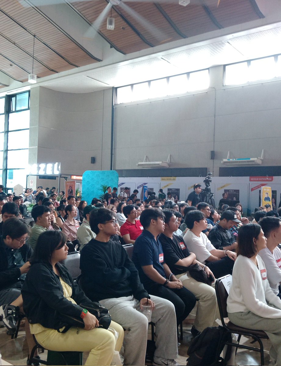 edg_eva's tweet image. The Filipino Graphic Designers community gathered on Friday for the first-ever Philippine Design Fest, held in Pasay City. 

The two-day event is in partnership with the Printing Industry Board Foundation, allowing the community to network and participate in workshops.
@bworldph