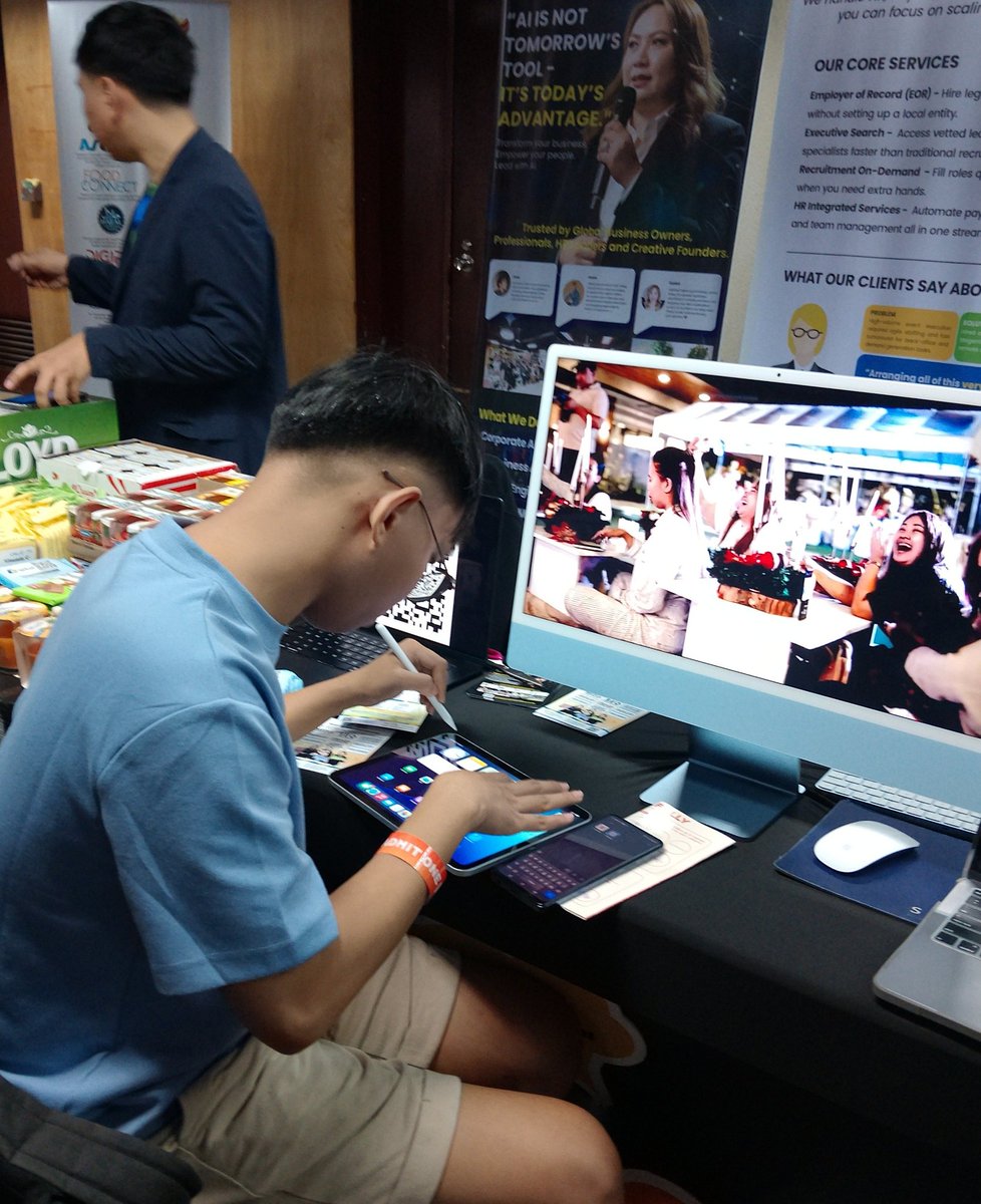 edg_eva's tweet image. The Filipino Graphic Designers community gathered on Friday for the first-ever Philippine Design Fest, held in Pasay City. 

The two-day event is in partnership with the Printing Industry Board Foundation, allowing the community to network and participate in workshops.
@bworldph