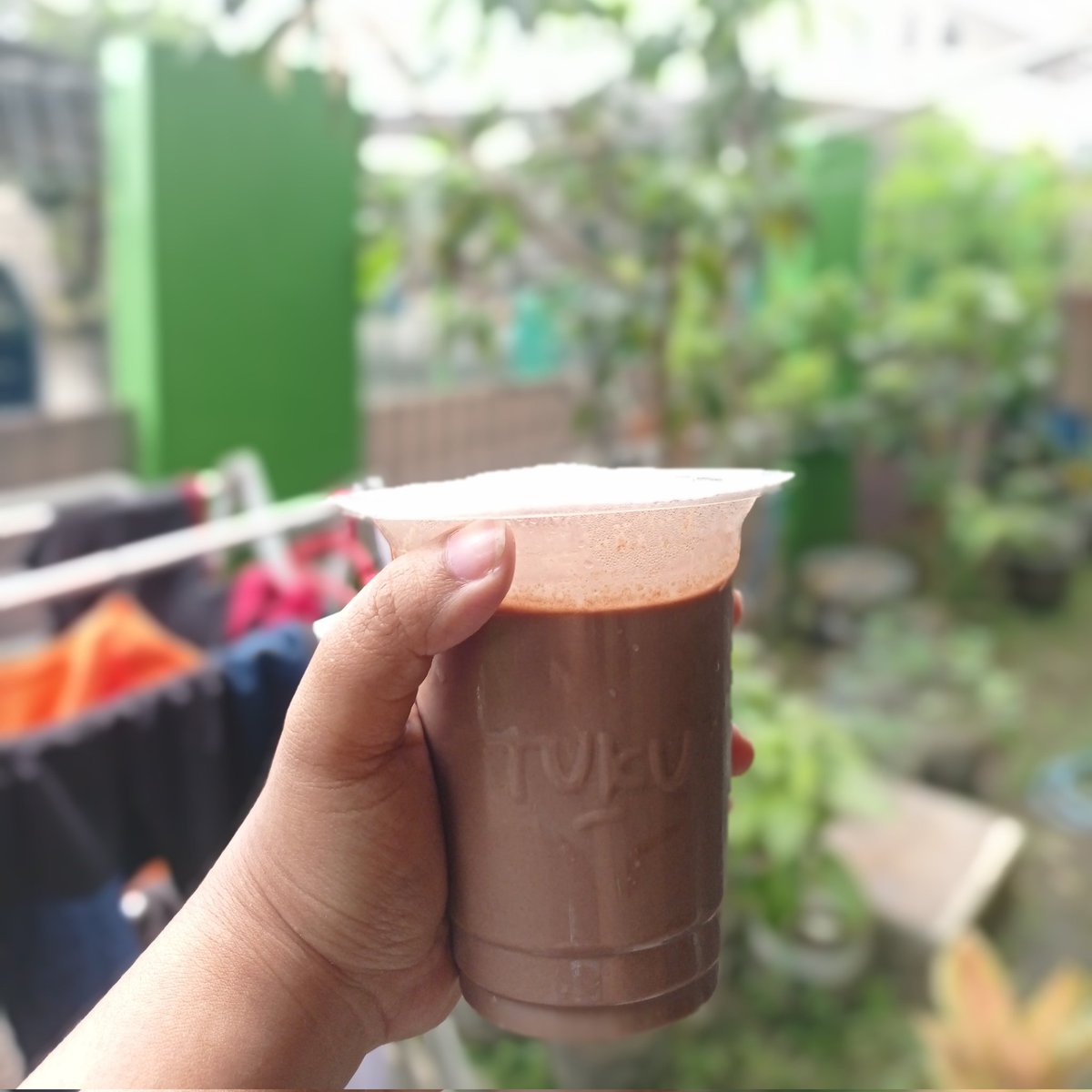 raynahasan's tweet photo. beli kopi susu TUKU di muladi dome.. harganya 25k.
yg iced chocolate harganya 33k.
apa harus bayar pake livin mandiri? rasa kopi susu tuku gimana? selengkapnya ada di twit di bawah ya gusy. https://t.co/odlhE9dXIs