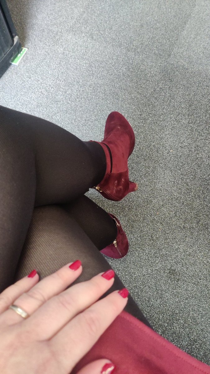 Sandrine0542's tweet image. Assortir la jupe, les bottines et le vernis à ongles, c&apos;est pas mal.