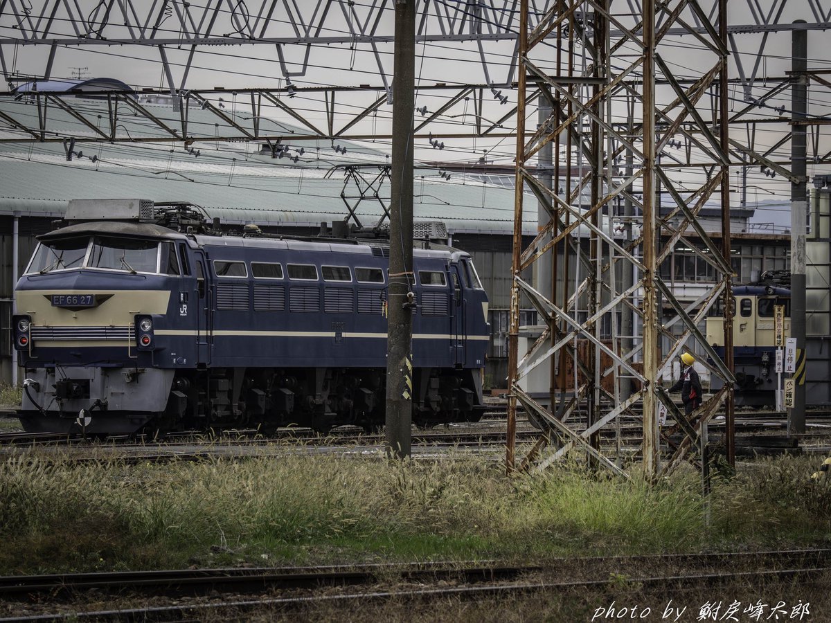 2025/11/13 吹田機関区 こんな場面も。秋も深まりつつあります。 EF66