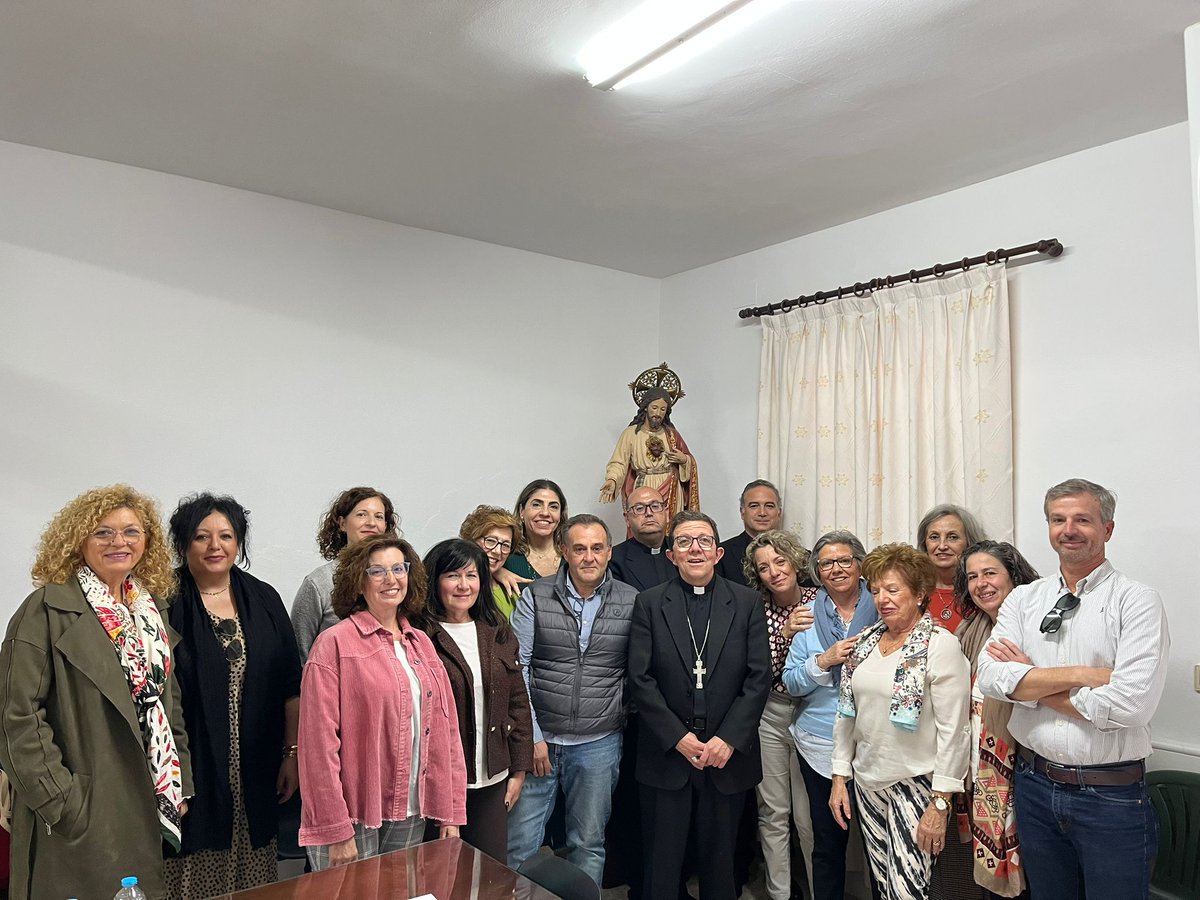 Esta semana, D. Ramón Valdivia, obispo auxiliar de Sevilla, ha realizado la visita pastoral a la Cáritas de Santa María la Mayor de Pilas. 
D. Ramón ha querido destacar que “Ser voluntario de Cáritas implica una experiencia de Fe, aprendizaje y seguimiento al Señor”.