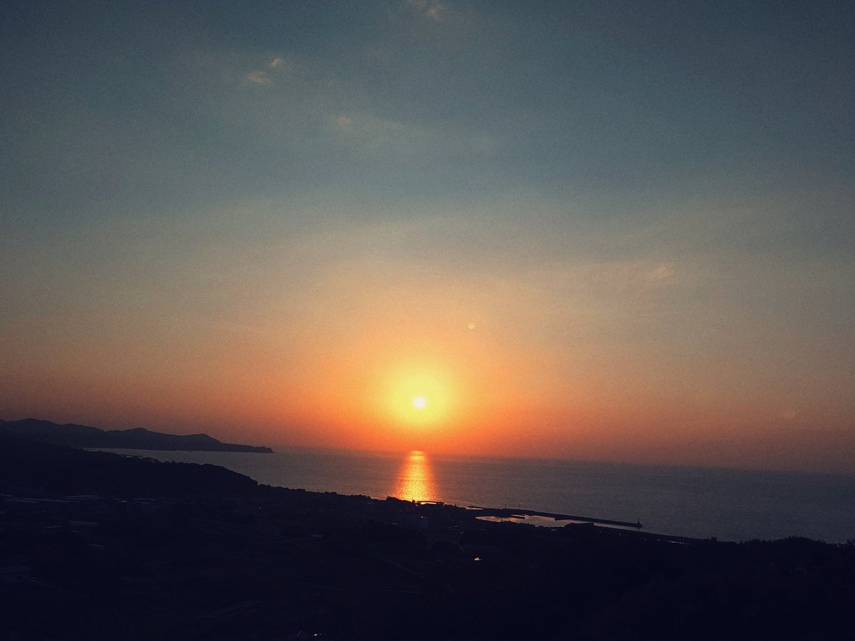 淡路の夕景。
明日は姫路の総社で霜月祭があり、私も奉納舞とうちの流派のトリと、重要な役が当たってるので頑張ってきます。
#streetphotography #xperia #xperiaproi #徳島 #スナップ写真