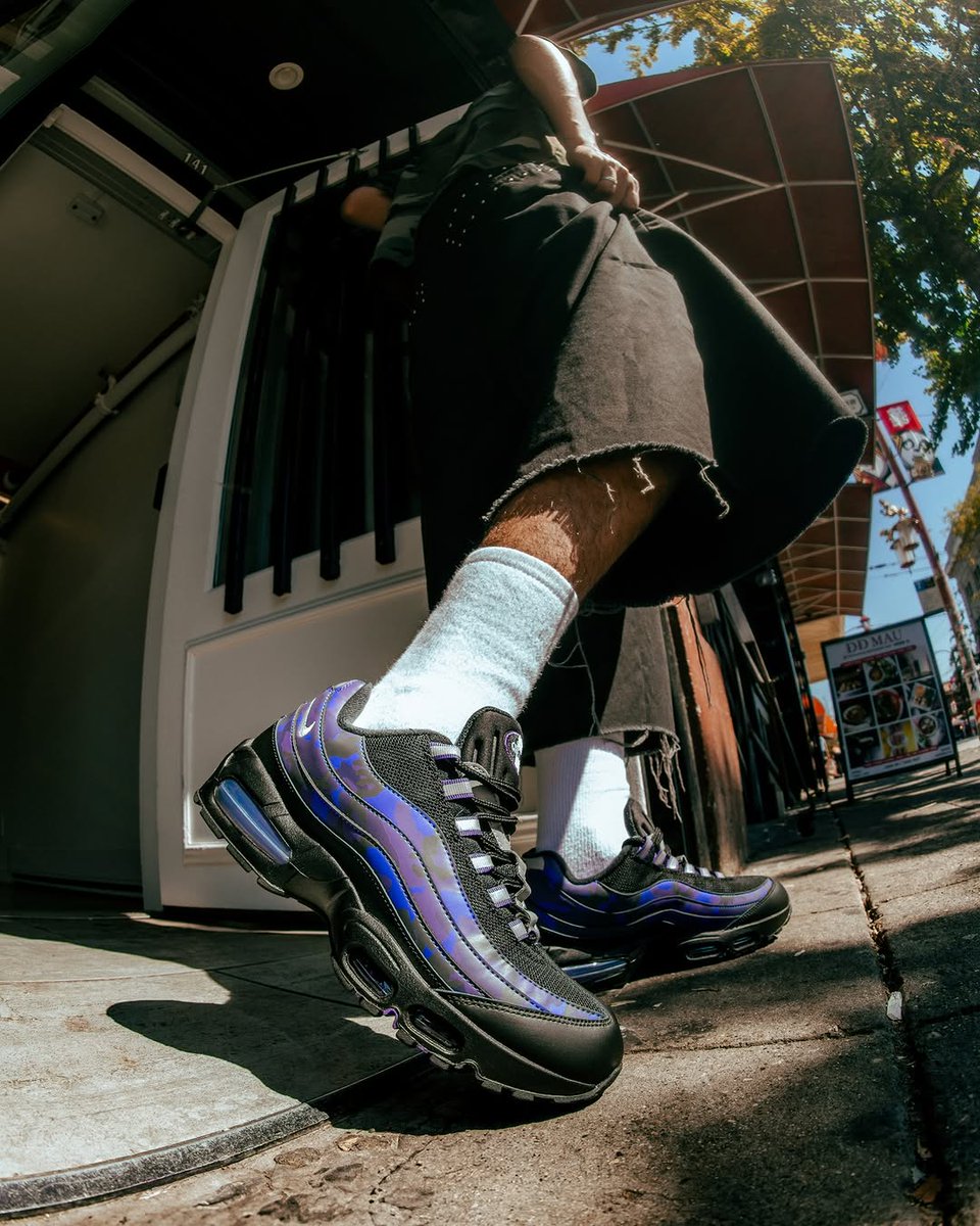 infinity_drip's tweet photo. Pair your Nike Air Max Court 95 purple Grape Camo with denim blue jorts, a white tee, Nike socks, silver jewelry, AirPods Max and a neutral cross bag. 

Fit is perfect for running your Friday activities, whether it's a quick shopping errand or dinner with friends, you won't miss. https://t.co/2sjIUzOFJ7