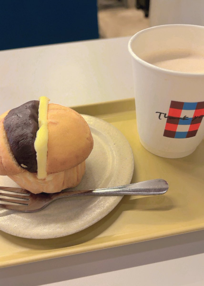YUKA02031's tweet photo. 観劇前に @cafe.higoro さんにてカフェ☕️
マフィンと自家製チャイをいただきました!
この後、追加でコーヒも🥺🧡
落ち着く店内で、ゆっくり戯曲📚
未来ワークスタジオにも近いので
これから、行く度に寄ろう😂⭐️
#カフェヒゴロ
#Higoro https://t.co/DSrhP2AaM0