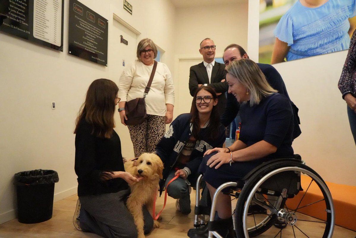 🐶 Hemos hecho entrega de dos perros de terapia de los cinco que fueron proporcionados por <a href="/dgenesmurcia/">D'Genes Asoc. de ER</a> y Dogking a cinco familias que conviven con enfermedades raras