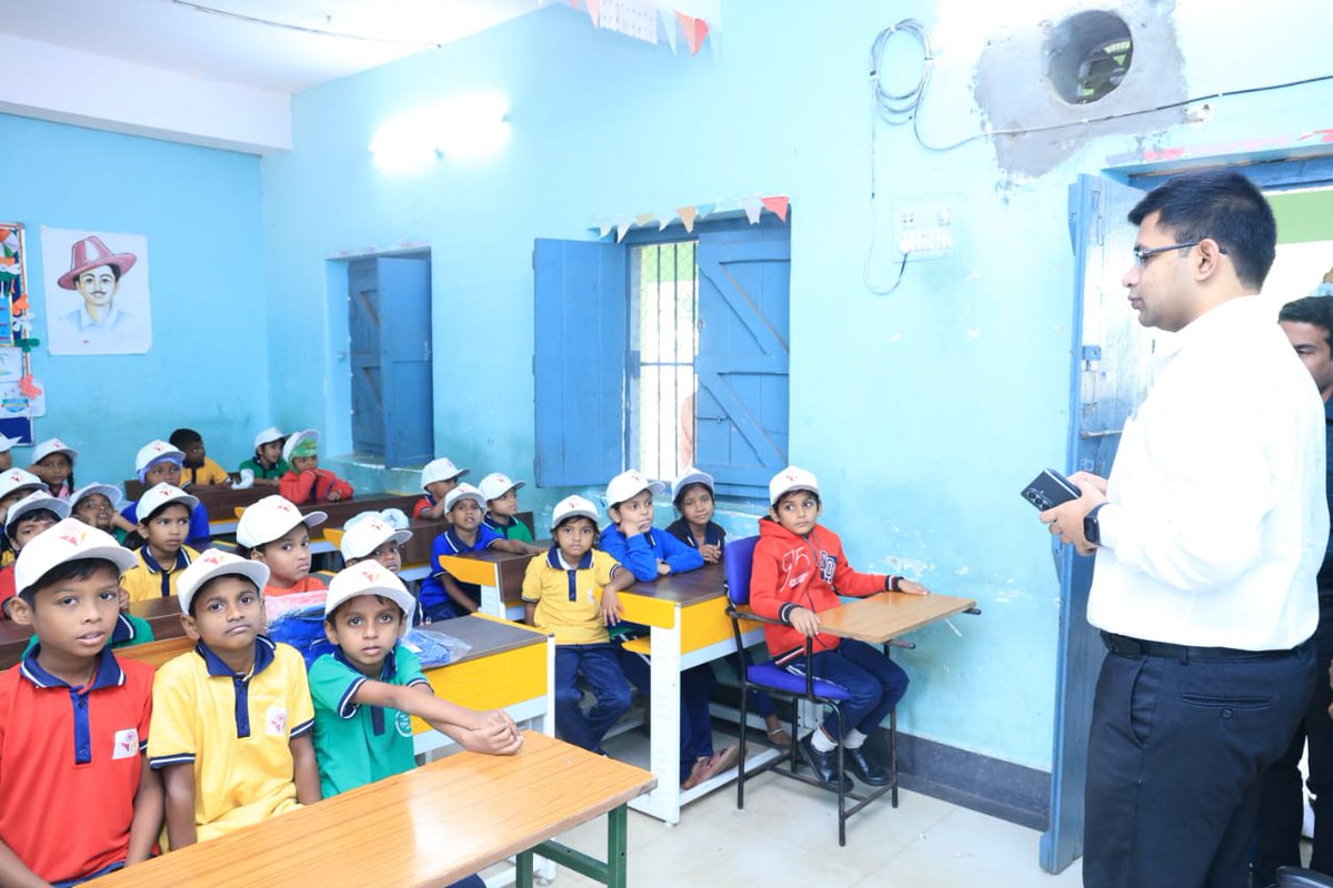 Ganjam_Admin's tweet image. ଆଜି ଶିଶୁ ଦିବସ ଅବସରରେ ମାନ୍ୟବର ବିଧାୟକ, ଛତ୍ରପୁର ଏବଂ ଜିଲ୍ଲାପାଳ ଗଞ୍ଜାମ ଛତ୍ରପୁର ଅନସ୍ଲୋ ହାଇସ୍କୁଲ୍‌ରେ ମୋଡେଲ ଶିଶୁ ବାଟିକା ଶ୍ରେଣୀକକ୍ଷର ଉଦ୍‌ଘାଟନ କରିବା ସହ ଛାତ୍ରଛାତ୍ରୀଙ୍କ ସୁବିଧା ସମ୍ପର୍କରେ ପଚାରି ବୁଝିଥିଲେ। ସ୍କୁଲ୍ ପରିସରର ସୁନ୍ଦରୀକରଣ ଏବଂ ପାଠପଢ଼ା ପରିବେଶକୁ ଅଧିକ ସୁଦୃଢ଼ କରିବା ପାଇଁ ସମ୍ପର୍କିତ…