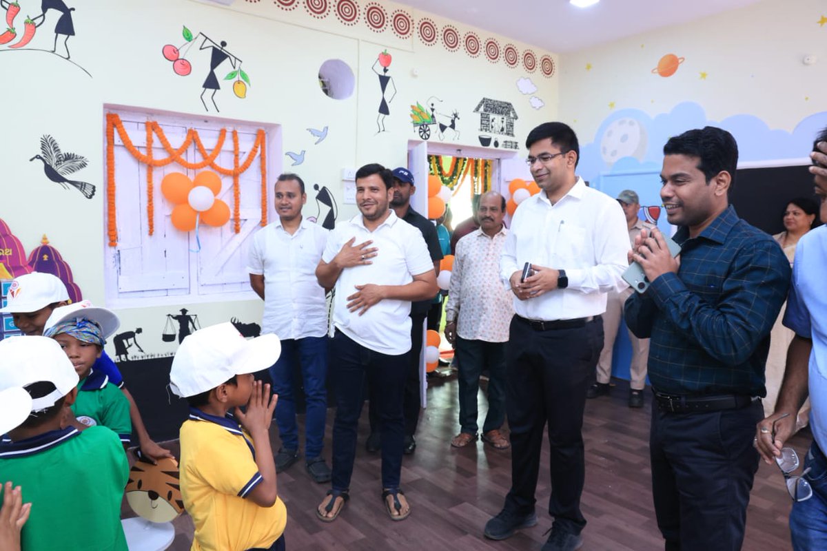 Ganjam_Admin's tweet image. ଆଜି ଶିଶୁ ଦିବସ ଅବସରରେ ମାନ୍ୟବର ବିଧାୟକ, ଛତ୍ରପୁର ଏବଂ ଜିଲ୍ଲାପାଳ ଗଞ୍ଜାମ ଛତ୍ରପୁର ଅନସ୍ଲୋ ହାଇସ୍କୁଲ୍‌ରେ ମୋଡେଲ ଶିଶୁ ବାଟିକା ଶ୍ରେଣୀକକ୍ଷର ଉଦ୍‌ଘାଟନ କରିବା ସହ ଛାତ୍ରଛାତ୍ରୀଙ୍କ ସୁବିଧା ସମ୍ପର୍କରେ ପଚାରି ବୁଝିଥିଲେ। ସ୍କୁଲ୍ ପରିସରର ସୁନ୍ଦରୀକରଣ ଏବଂ ପାଠପଢ଼ା ପରିବେଶକୁ ଅଧିକ ସୁଦୃଢ଼ କରିବା ପାଇଁ ସମ୍ପର୍କିତ…