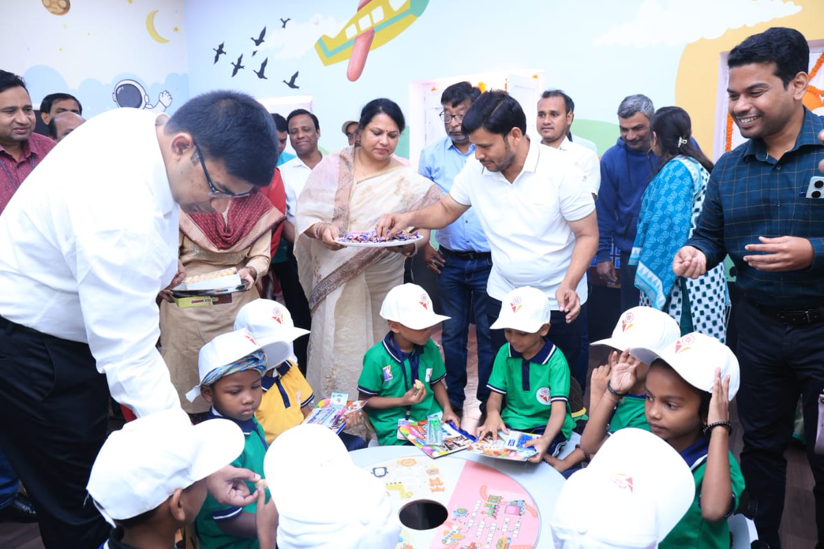 Ganjam_Admin's tweet image. ଆଜି ଶିଶୁ ଦିବସ ଅବସରରେ ମାନ୍ୟବର ବିଧାୟକ, ଛତ୍ରପୁର ଏବଂ ଜିଲ୍ଲାପାଳ ଗଞ୍ଜାମ ଛତ୍ରପୁର ଅନସ୍ଲୋ ହାଇସ୍କୁଲ୍‌ରେ ମୋଡେଲ ଶିଶୁ ବାଟିକା ଶ୍ରେଣୀକକ୍ଷର ଉଦ୍‌ଘାଟନ କରିବା ସହ ଛାତ୍ରଛାତ୍ରୀଙ୍କ ସୁବିଧା ସମ୍ପର୍କରେ ପଚାରି ବୁଝିଥିଲେ। ସ୍କୁଲ୍ ପରିସରର ସୁନ୍ଦରୀକରଣ ଏବଂ ପାଠପଢ଼ା ପରିବେଶକୁ ଅଧିକ ସୁଦୃଢ଼ କରିବା ପାଇଁ ସମ୍ପର୍କିତ…