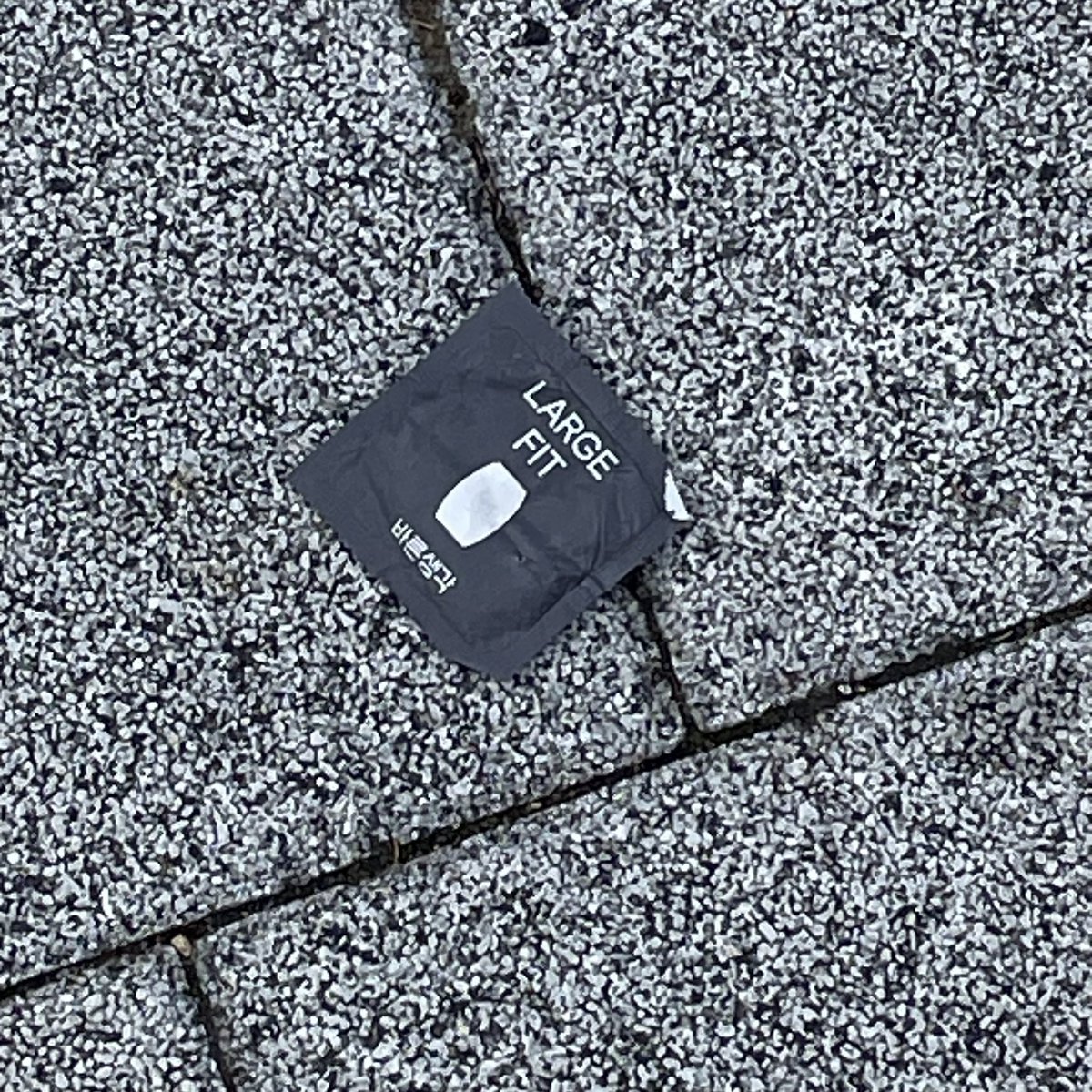 캠퍼스 바닥에서 이거 발견했는데
주인 되는 학우분께서는 저한테 개인적으로 연락 주시면 감사하겠습니다

“LARGE FIT”