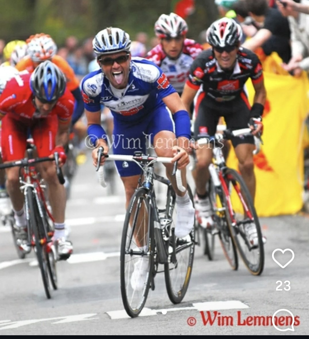 tatxu73's tweet photo. Ultimo año PRO
2006 ( 4 en meta )

Primera de Valverde..en
FLECHA

150mt Meta

Ves la foto y entiendes cosas

Algunos a Tope y el.otro silbando 🤣🤣 https://t.co/lc563yEnKP
