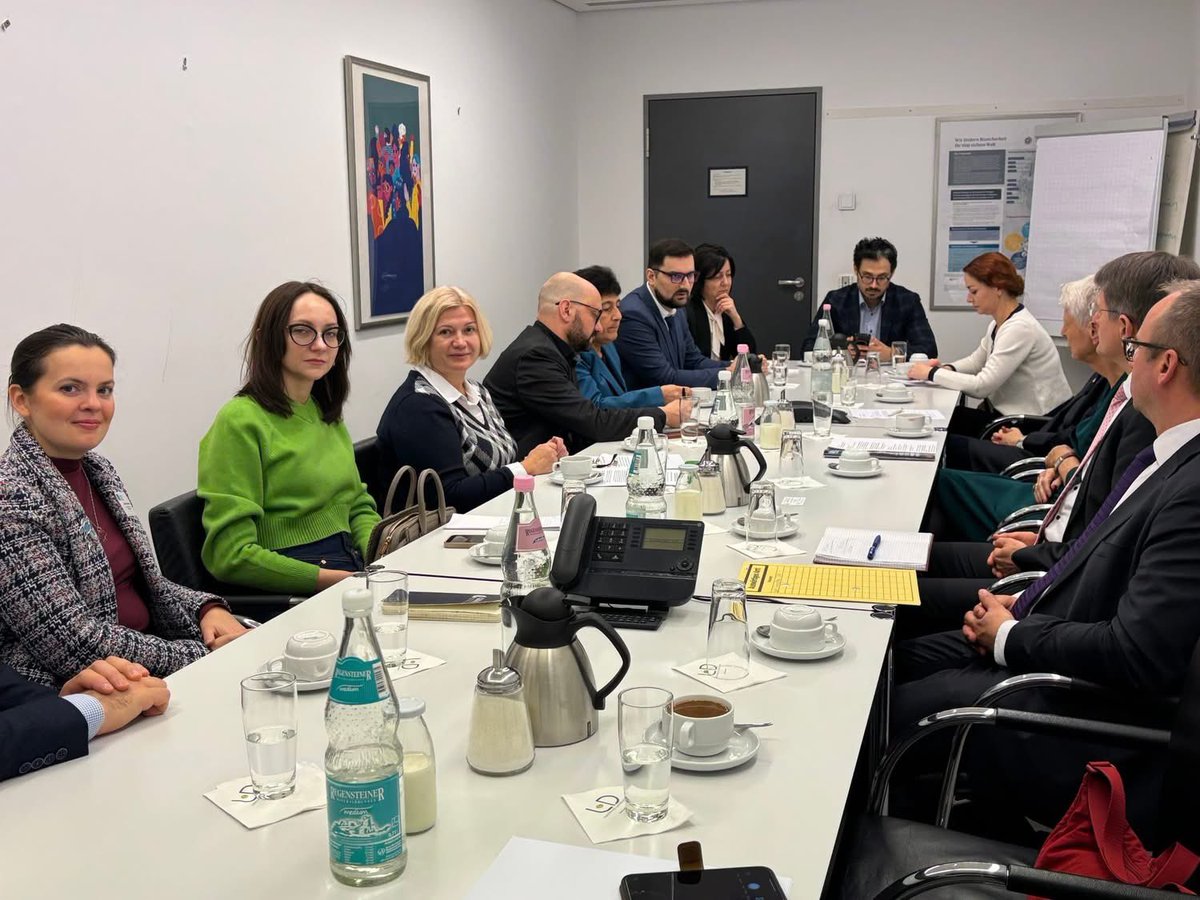 В комітеті європейських справ Бундестагу переконуємо партнерів посилити військову підтримку України, розповідаємо про атаки на українську енергетику. У відповідь чуємо запитання про корупцію. Дії української влади підривають довіру наших партнерів. 
  
Зараз в Німеччині