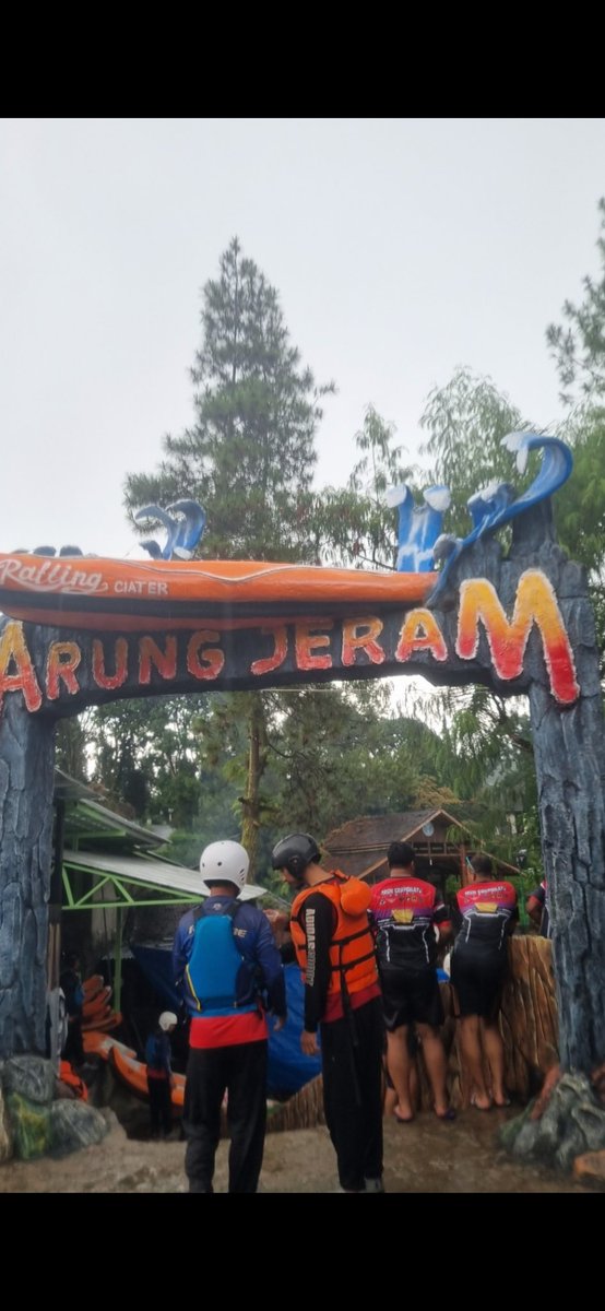 _stvrann's tweet image. Perahu gue ditebalikin sama abangnya tolong 😭😭