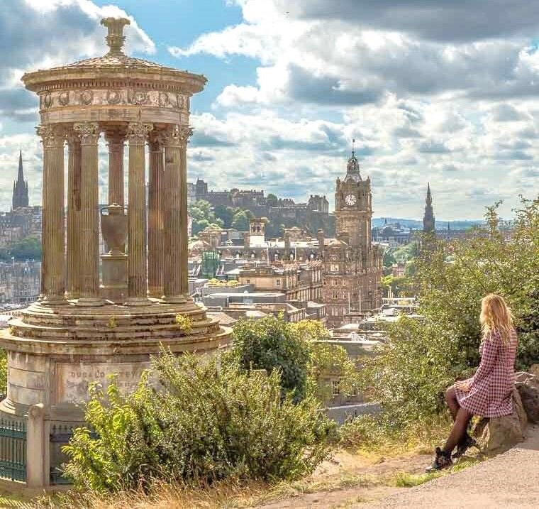 OM_VIAJES's tweet image. Dicen que todos los caminos llevan a Princess Street, la principal calle de #Edimburgo y en esta guía podrás descubrirlo. 🏛️🏴󠁧󠁢󠁳󠁣󠁴󠁿🏛️
Te llevamos a un viaje de 3 días a la esencia de la capital de #Escocia ¿Te animas a recorrerla con nosotros? 👉 omviajesyrelatos.com/que-ver-en-edi…