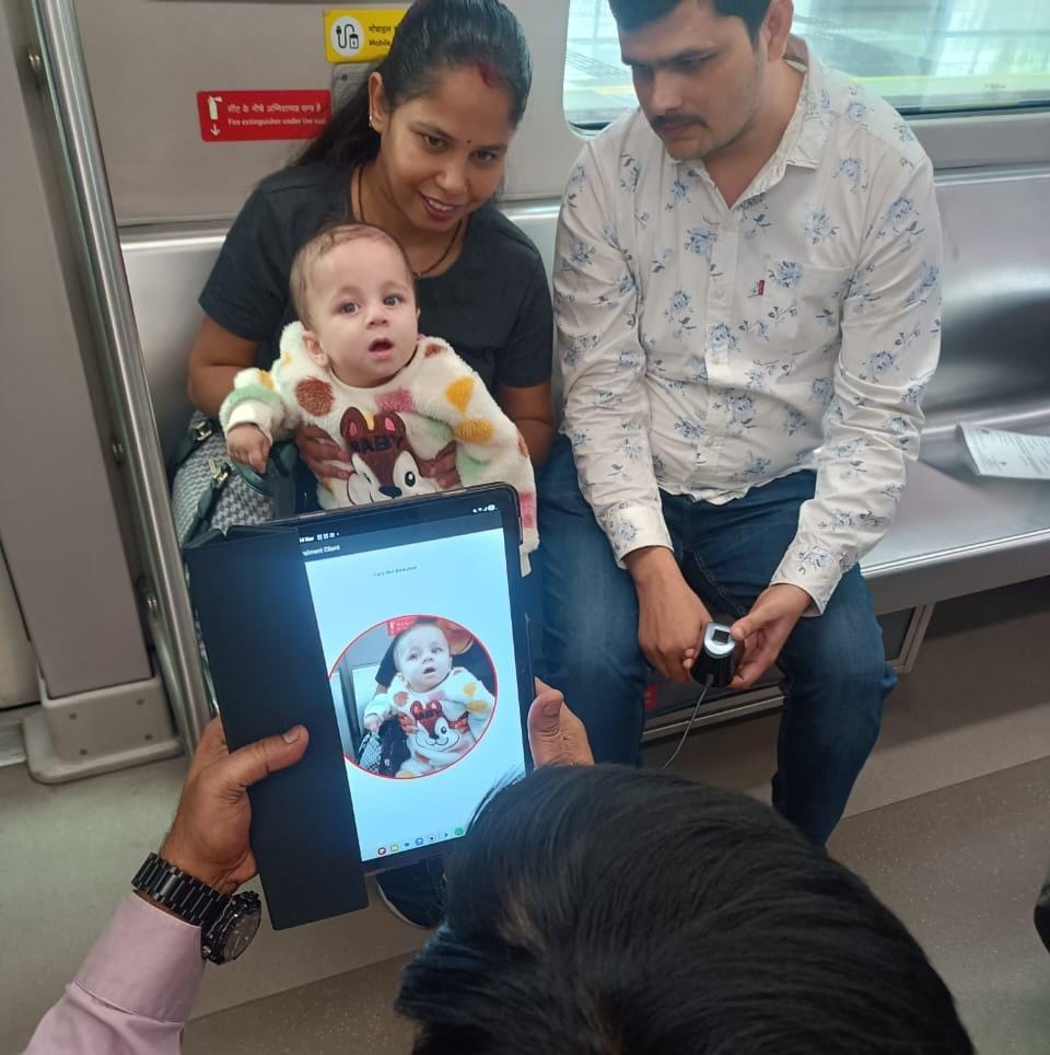 UIDAILucknow's tweet image. UIDAI Regional Office, Lucknow carried out the country’s first-ever Aadhaar enrolment inside a moving train with the support of Lucknow Metro Rail Corporation. 
Bringing Aadhaar services closer, faster, and smarter to every resident.
@UIDAI @officialUPMRC 
#Aadhaar #BaalAadhaar