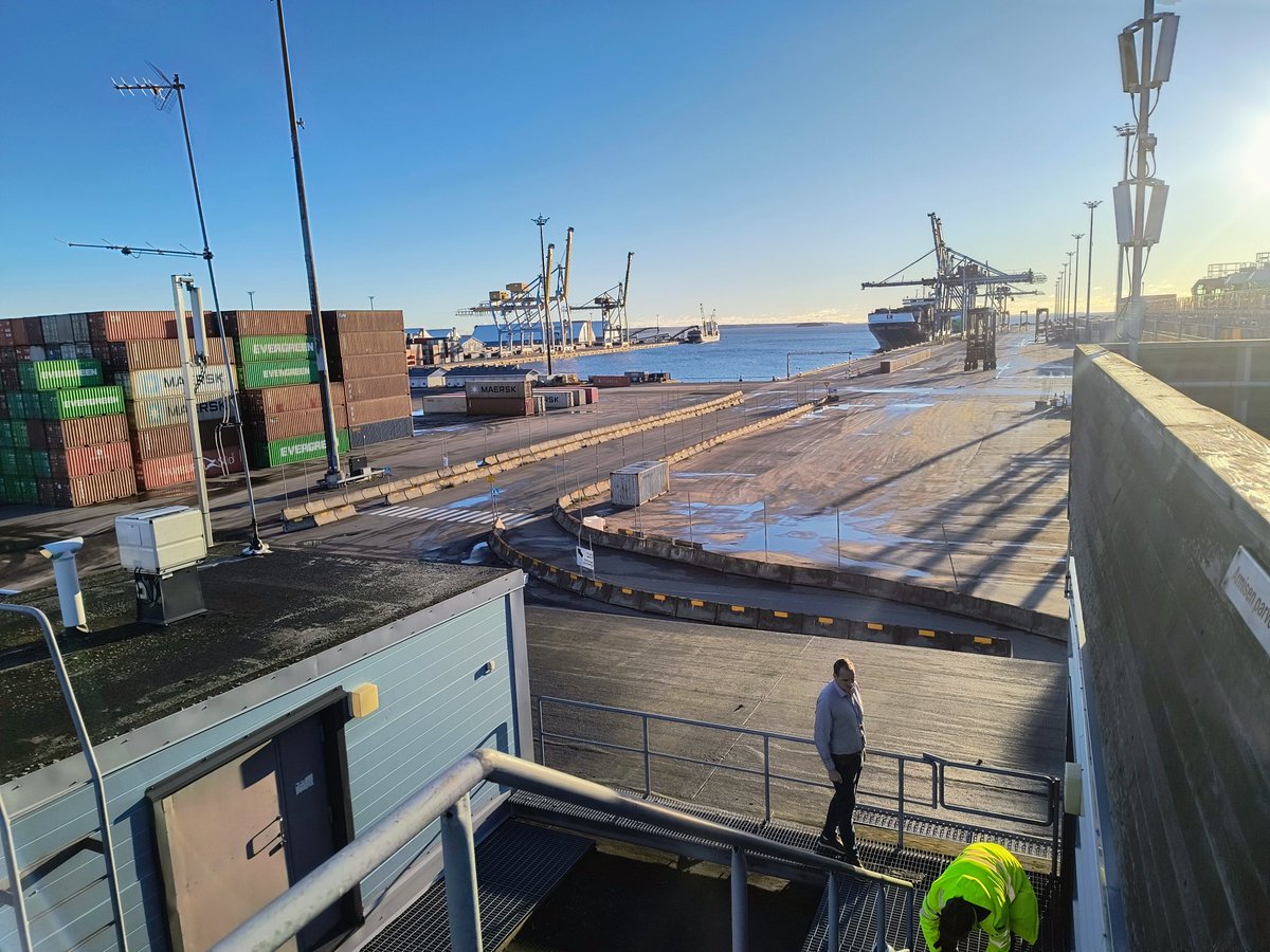 Tänään paistaa aurinko! Pääsin käymään sataman toimistorakennuksen päällä.