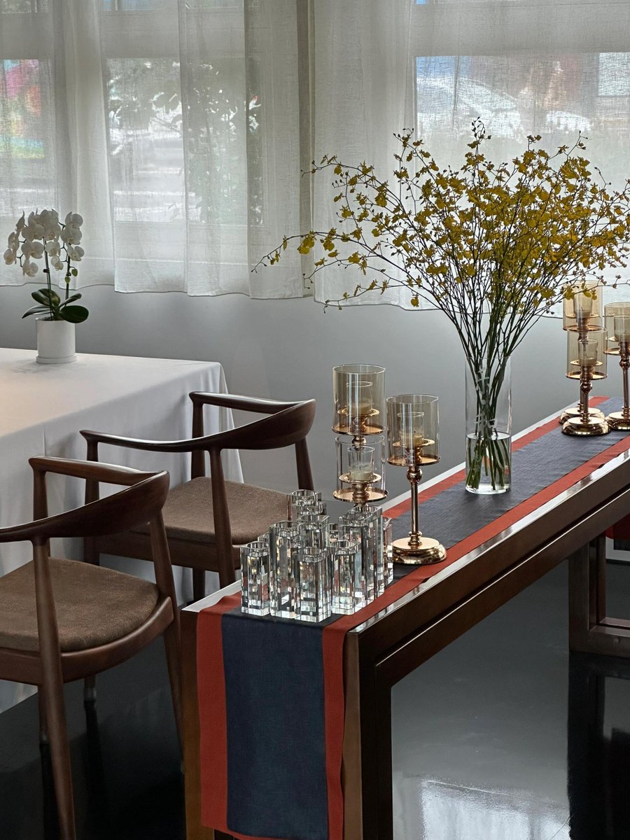 Practice_BM's tweet image. Simple elegance meets modern design 🍂✨ Loving this minimalistic yet cozy vibe with the perfect floral touch. A peaceful dining experience is all about the details. 🌸 #InteriorDesign #Minimalism #ElegantLiving