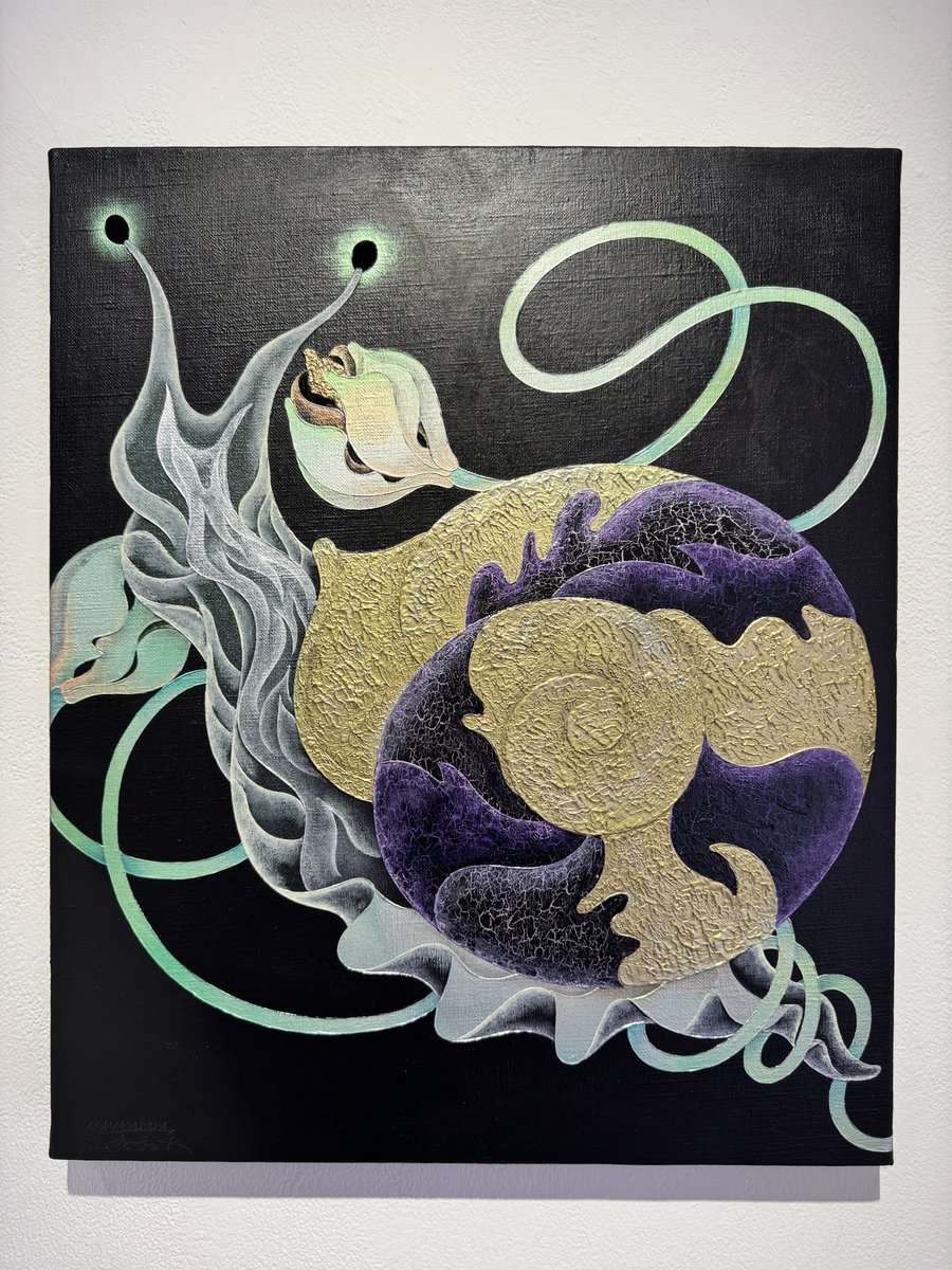 HAMADARAKA個展『AKGALSLAMAMIK』今日もオープン☀️雨の日に見るハマダラカの絵もしっとりしていて大好きだけど、晴れた日の光を浴びて輝きを増す姿は神秘的で本当に美しい。時間をかけてじっくり味わって欲しい作品ばかりです！本日も20時まで。mograg.com