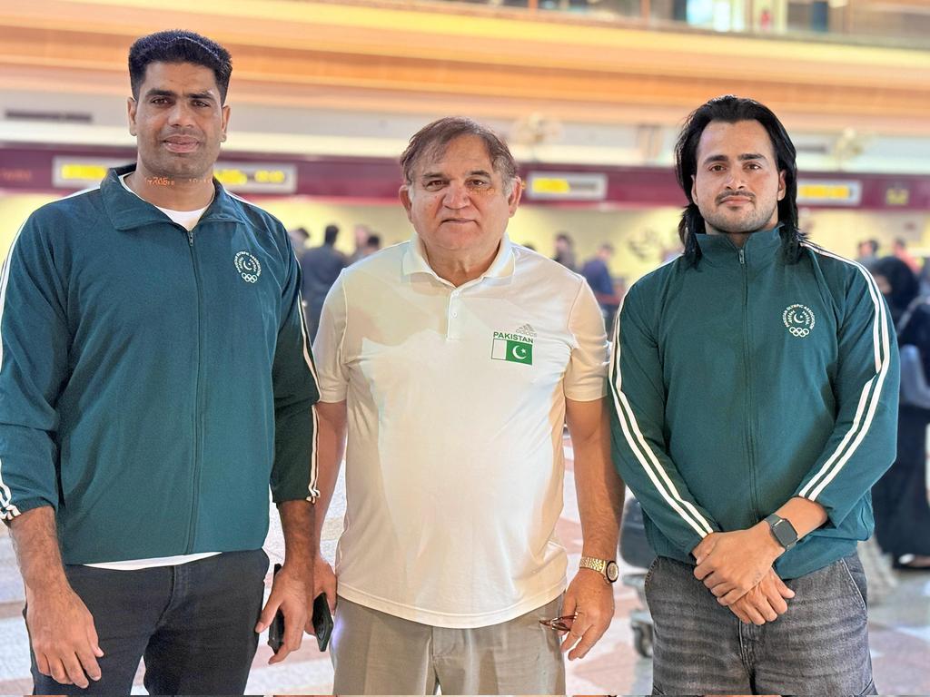 sohailimrangeo's tweet image. قومی ائیر لائن کی پرواز میں تین گھنٹے تاخیر اولمپک گولڈ  میڈلسٹ ارشد ندیم یاسر سلطان اور کوچ سلمان اقبال بٹ نے اسی فلائٹ سے  لاہور سے ریاض جانا ہے دستے نے اسلامک سولیڈیریٹی 
گیمز میں حصہ لینا ہے
#ArshadNadeem 
@Official_PIA