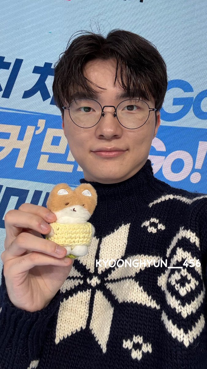 251114 #BAEKHYUN X Space
Baekhyun saw the picture of Faker holding Teolaegi and he's praising his finger HSDHDH 😭

"Faker hyung-nim whose fingers are pretty~"