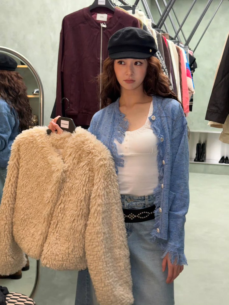 FIMBASE's tweet photo. [INSTAGRAM] 251114 | jenaissante
🎵Men I Trust - Show Me How (Garage Session) 

"🧸" (1/2)

#HUHYUNJIN #허윤진
#LE_SSERAFIM #르세라핌 https://t.co/qXYxKhaclA