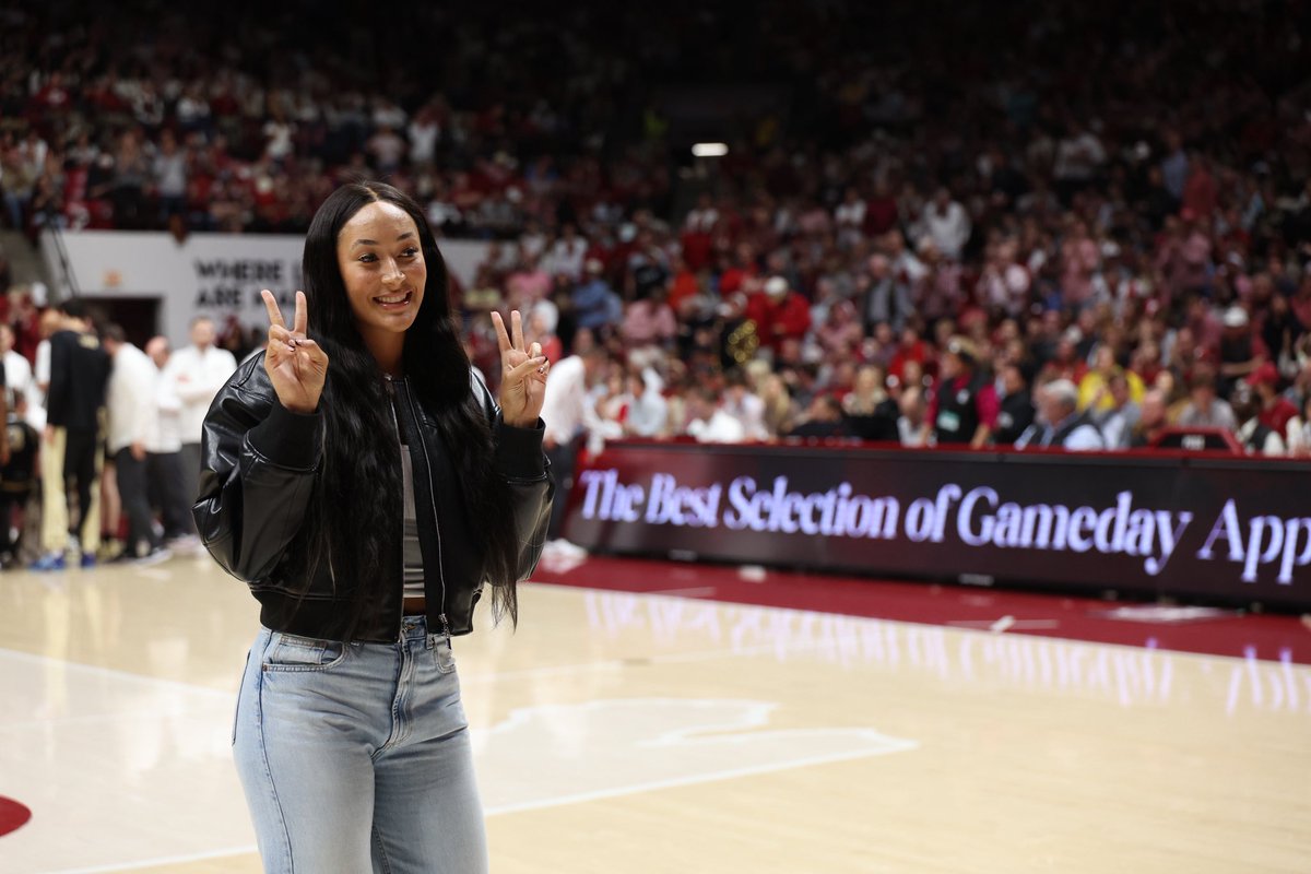 Honored our <a href="/WNBA/">WNBA</a> Champ tonight! 🤩♦️

#BuiltByBama | <a href="/aaliyah_nye/">Aaliyah Nye</a>