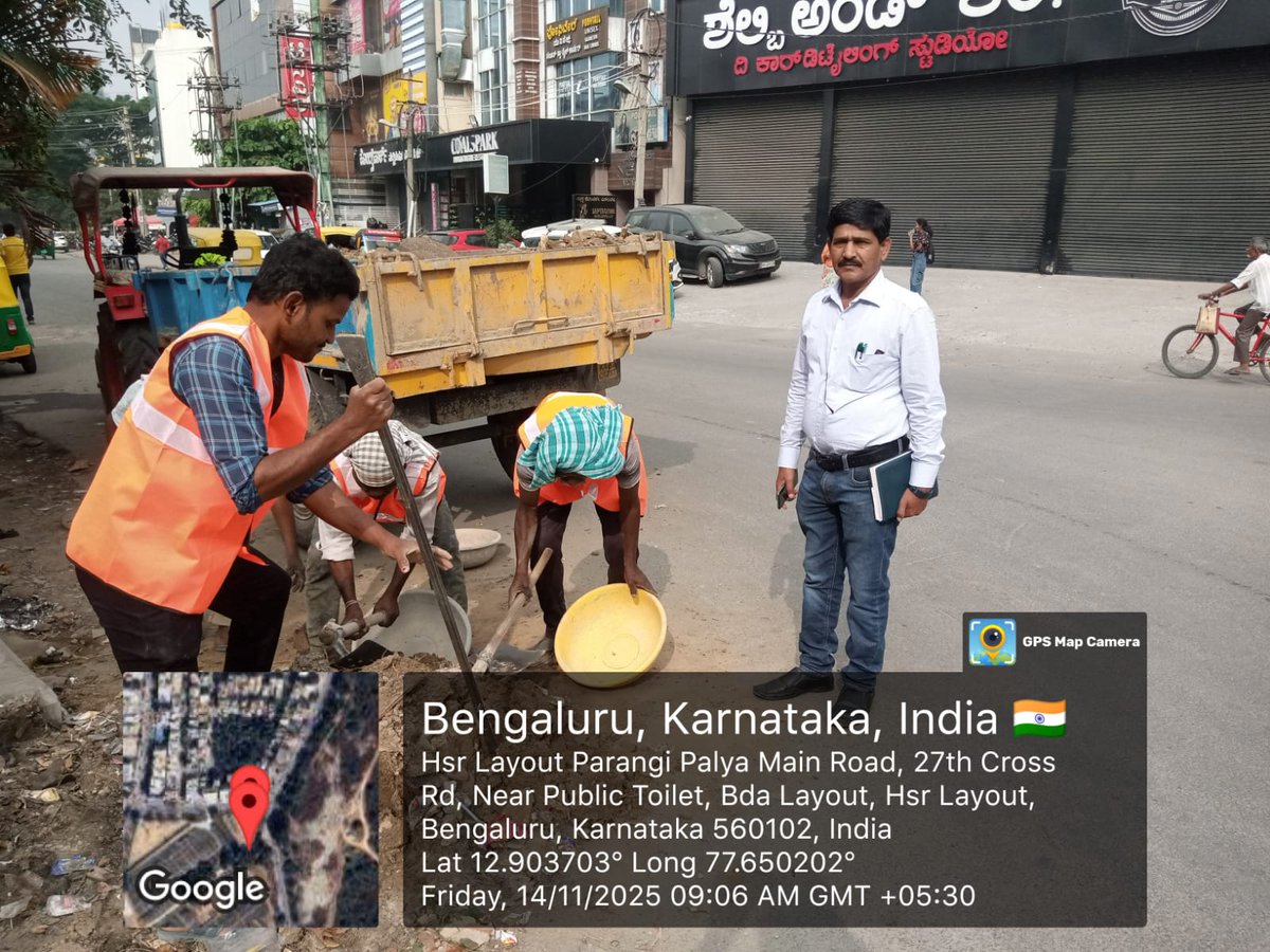 comm_blr_south's tweet photo. Chief Engineer Sri KV Ravi inspected Intensive cleaning and road side debris clearance works in Parangipalya main road, HSR layout.
#bengalurusouthcitycorporation #GreaterBengaluruAuthority #INTENSIVECLEANING #debrisremoval #parangipalya #HSRLayout https://t.co/ZvGa2ioCQ1