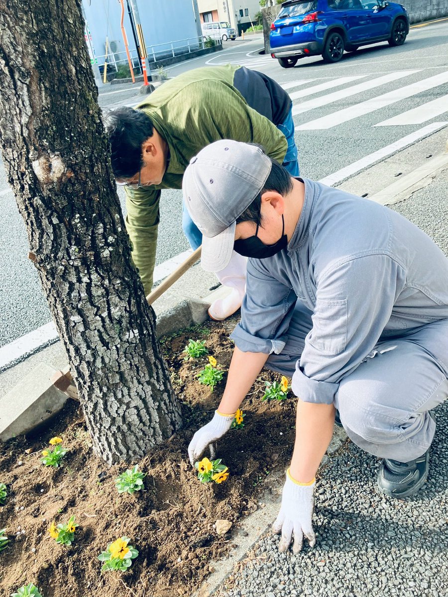 2002Cowboy's tweet photo. 「地区一斉清掃・花いっぱい運動」に参加してきました🌼地区の皆さん・利用者さんと一緒に花を植えて、キレイな神田地区なりました😆👍 https://t.co/xcCDelKciM