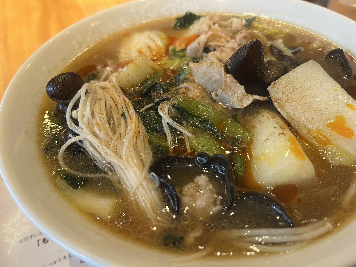 kyamera1's tweet photo. 職場から車で10分お昼休憩にて
Special2辛で頂きました🍜

えのきの束部分の食感がとても歯応えよくて、あまり食べた事なかったきくらげが私の好物になりました笑

たっぷりの野菜と美味しい薬膳スープのおかげでラーメンで健康になれました笑

#FANTASTICSらあめん花月嵐
#らあめん花月嵐
#麻辣拉麺 https://t.co/GOo0vXu2sl